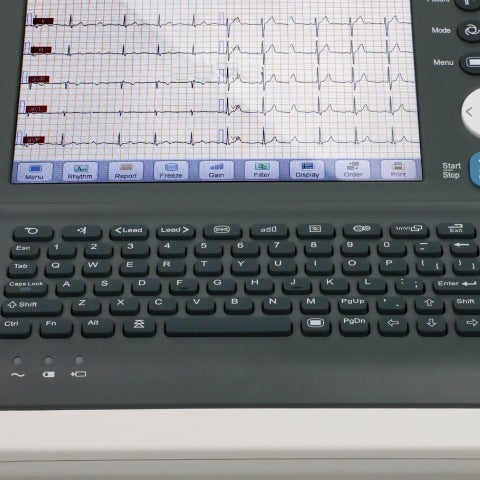 患者データを迅速に入力するためのフル英数字キーボードを備えた ECG マシン