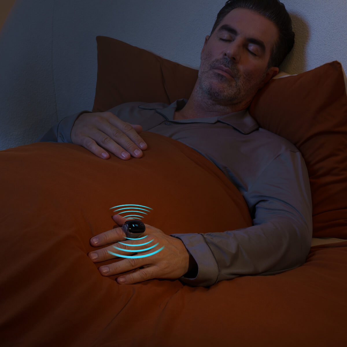 Mann schläft mit Wellue O2Ring-S Smart-Ring, der bei niedrigem Sauerstoffgehalt vibriert
