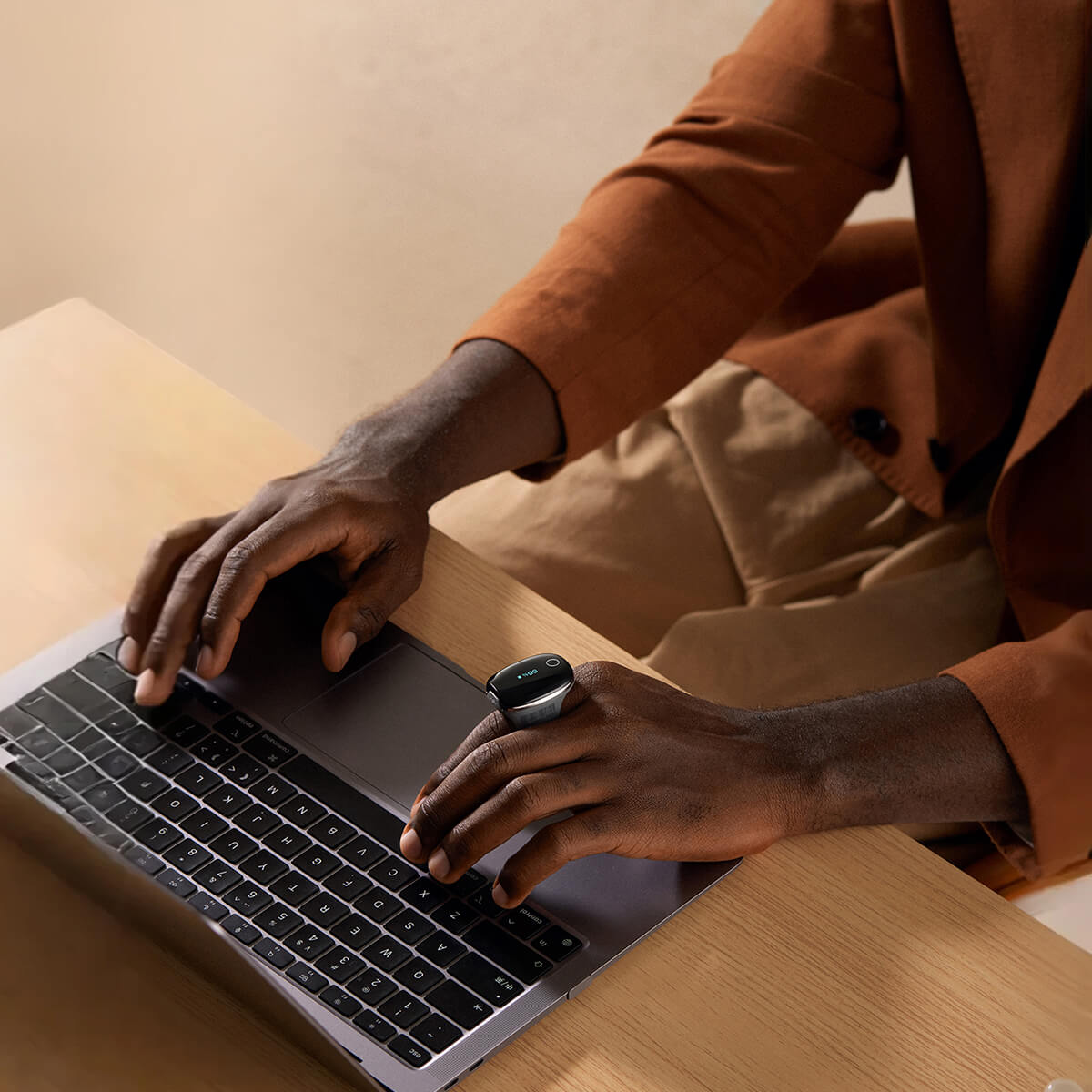Mann trägt Wellue O2Ring-S Smartring beim Arbeiten am Laptop