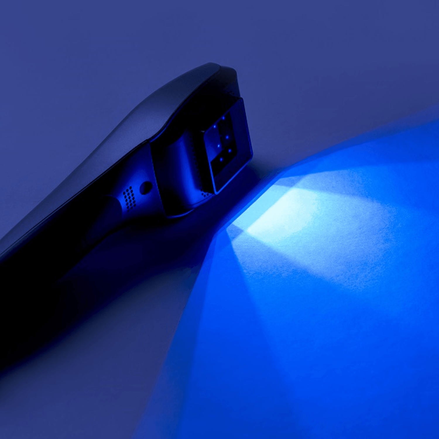 Wellue 308nm targeted UVB phototherapy device positioned over a localized psoriasis patch on the skin